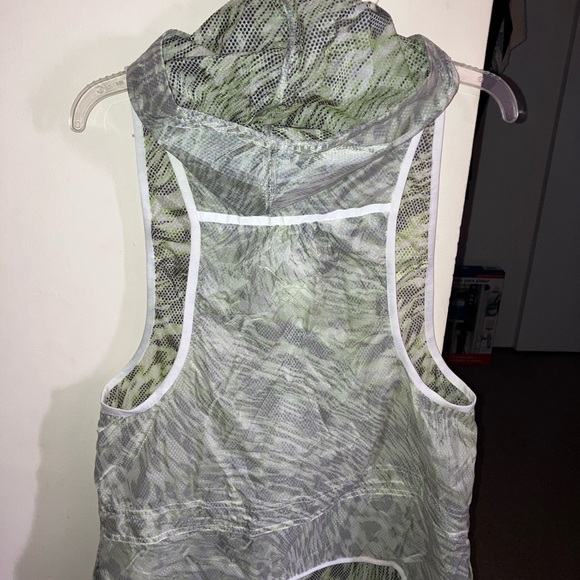 Nike vest with hood. - Picture 5 of 6